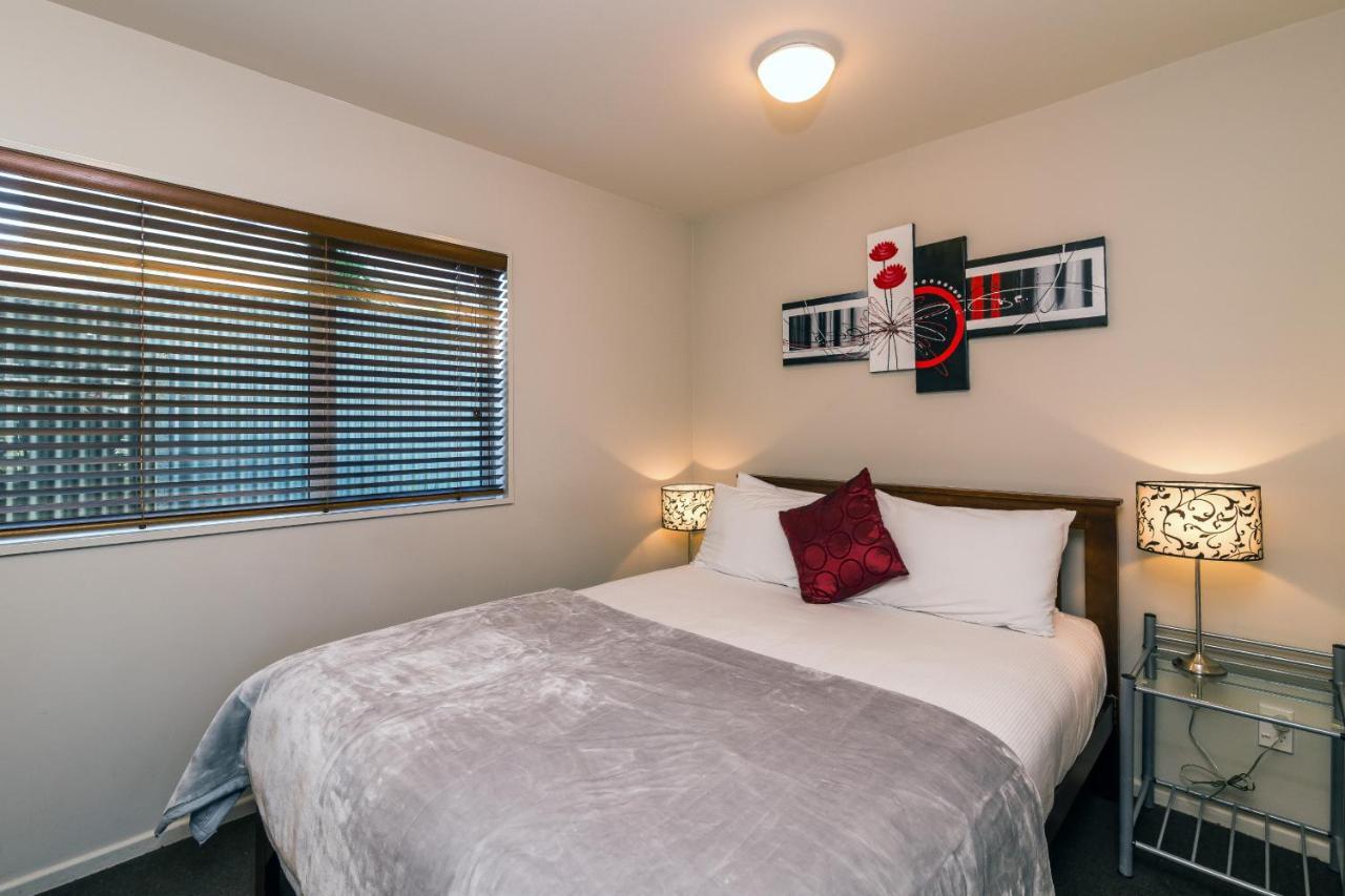 Twin Peaks Lakeside Inn Taupo Exterior foto