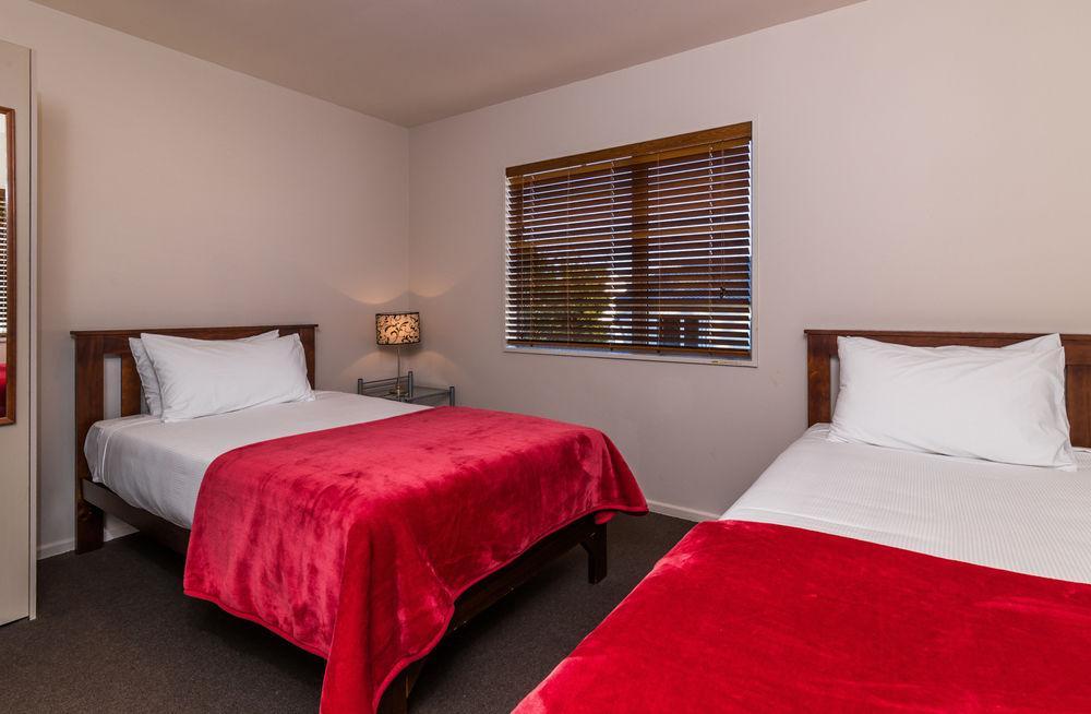Twin Peaks Lakeside Inn Taupo Exterior foto